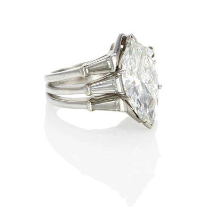 A platinum and diamond ring Estimate 200,000 300,000 Trabert