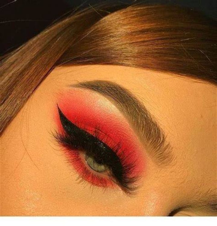 Amazing Red Eyeshadow Makeup Ideas For The Coming Valentine's Day