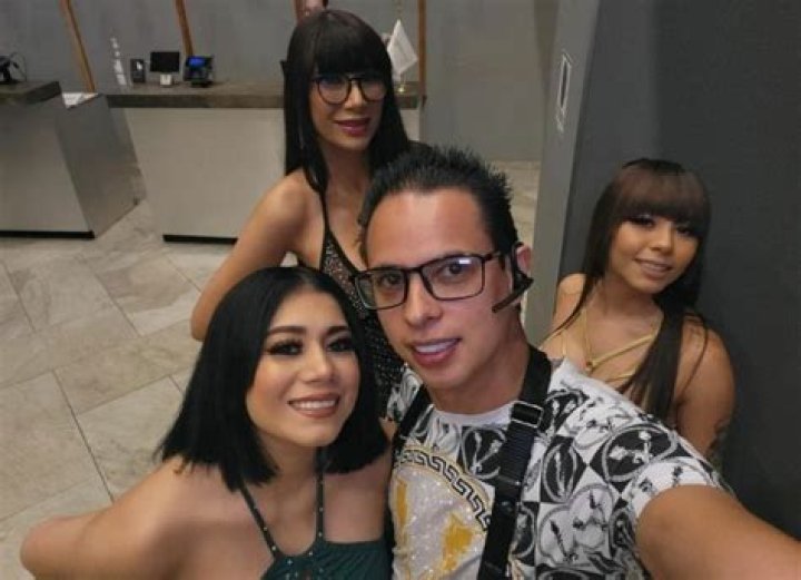 El pol&eacute;mico actor nopor, Alex Mar&iacute;n y sus "esposas" llegan a Irapuato
