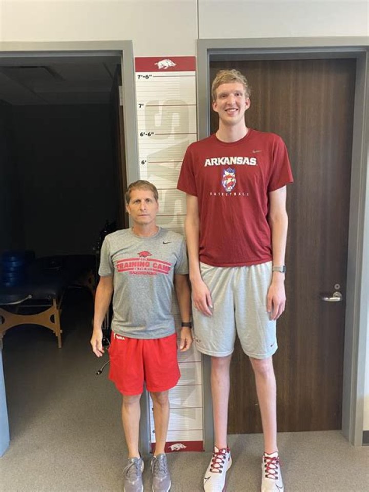 Eric Musselman (5&rsquo;7) standing next to Connor Vanover (7&rsquo;3) r/CollegeBasketball