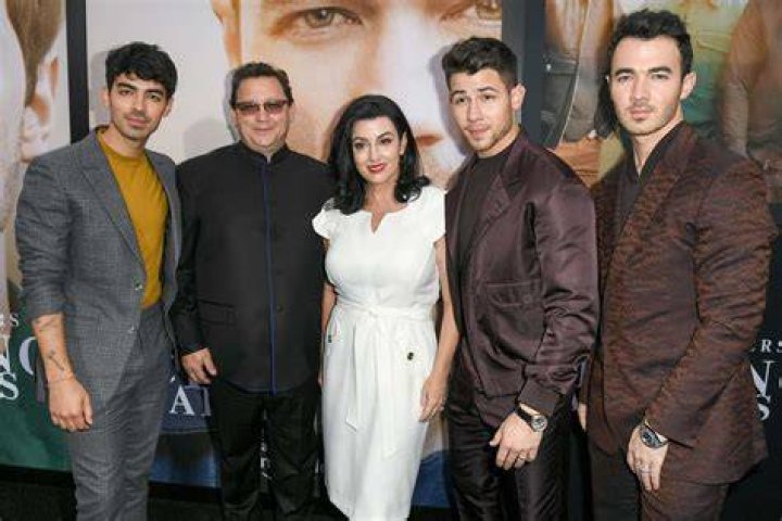 jonas brothers father died