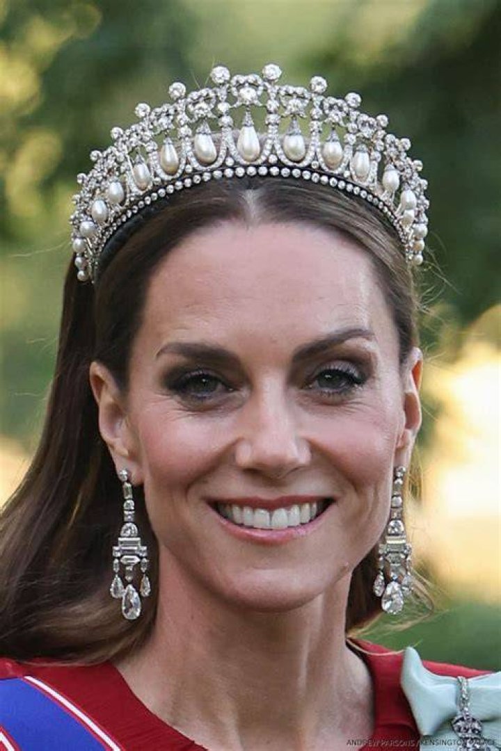 “The Crown ”Recreates Kate Middleton's College Catwalk Moment That