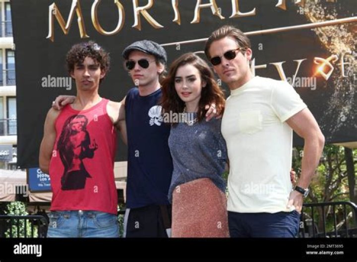 Mortal Engines&rsquo; Robert Sheehan Wears Sheer Shirt & Sarong to Comic Con