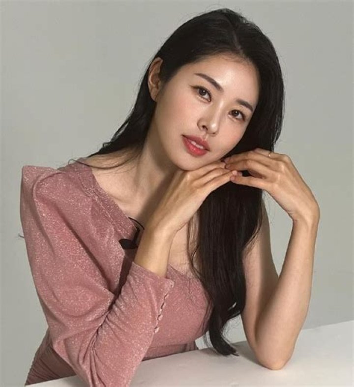 Seo Dong Joo Biography Age, Father, Mother, Boyfriend, Job Hut